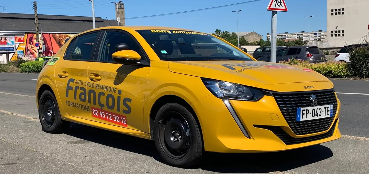 Peugeot 208 jaune de l'école, boîte automatique, lettrée Auto Cyclo Remorque François Formations
