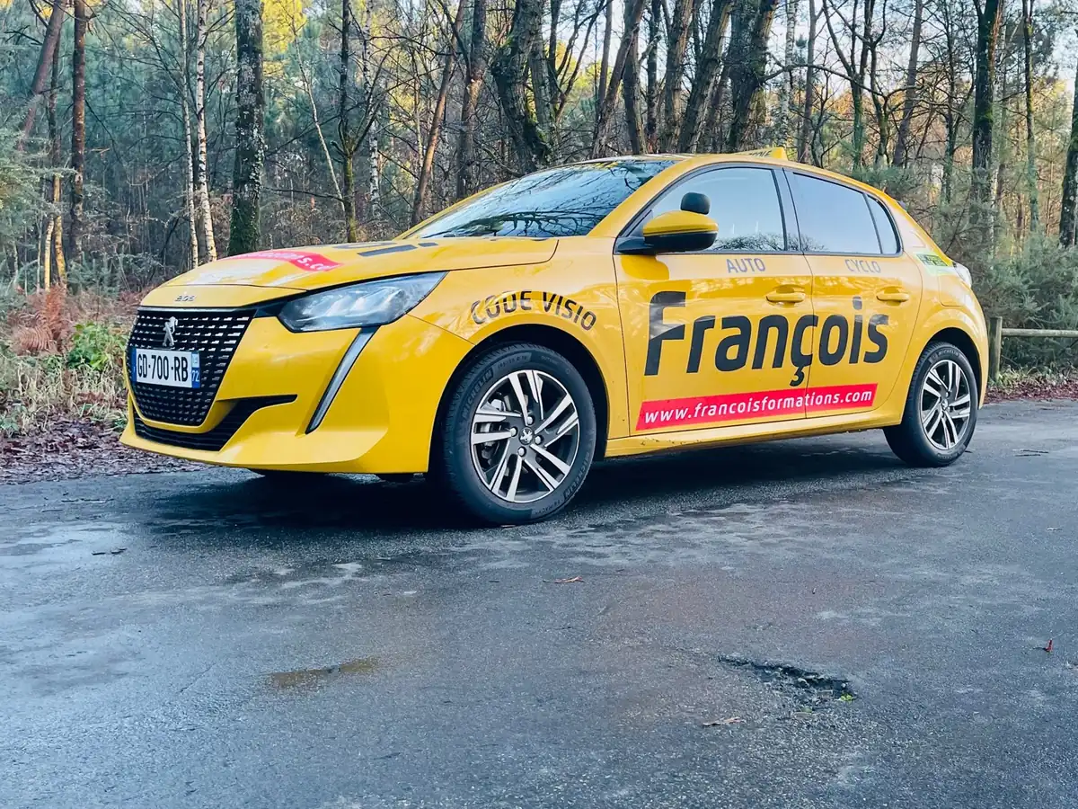 La Peugeot 208 jaune de l'école, lettrée François, garée en bord de forêt